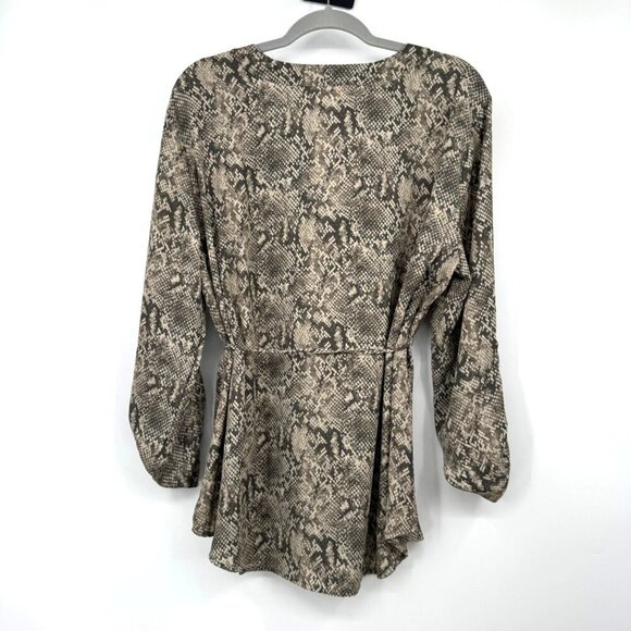 NWT Motherhood Maternity Snake Print Shirt Woman’s size XL gray cream - Picture 7 of 10